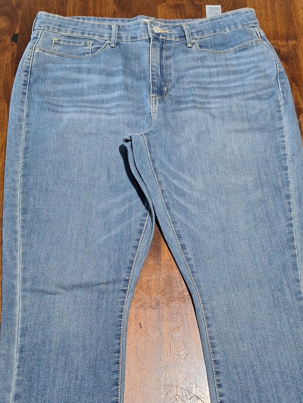 Signature Gold Levi Strauss Women’s Size 14 W32 Cuffed Capri Jeans Light Wash